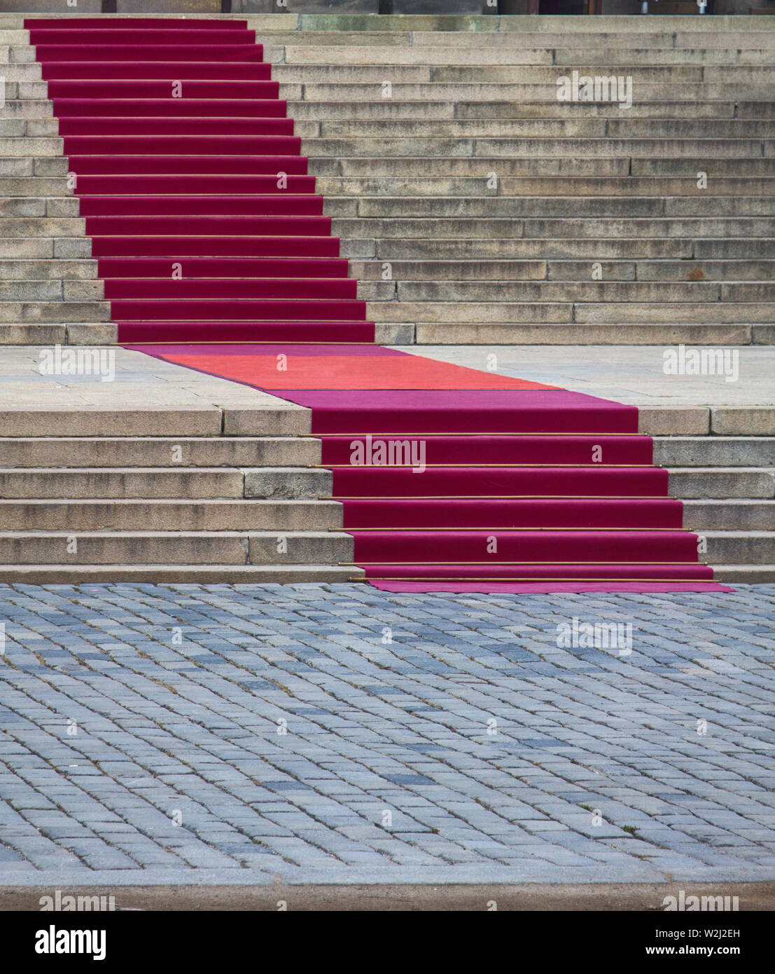 Eine große Treppe mit einem Pfad und einen Teppich für den Empfang von Gästen Stockfoto