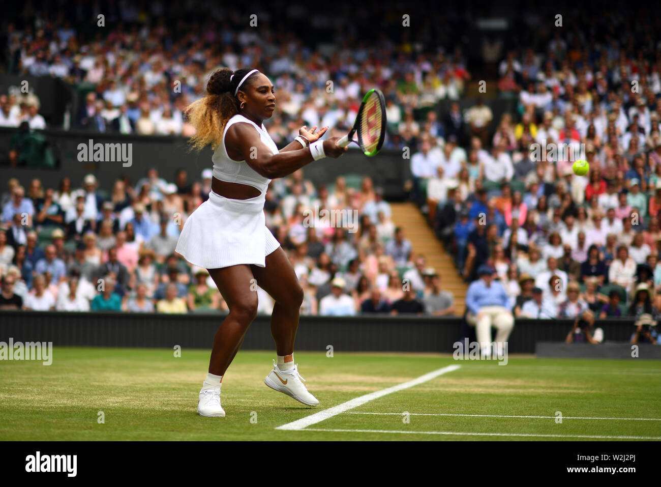 Serena Williams während ihres Spiels gegen Alison Riske am achten Tag der Wimbledon Championships im All England Lawn Tennis und Croquet Club in Wimbledon. Stockfoto