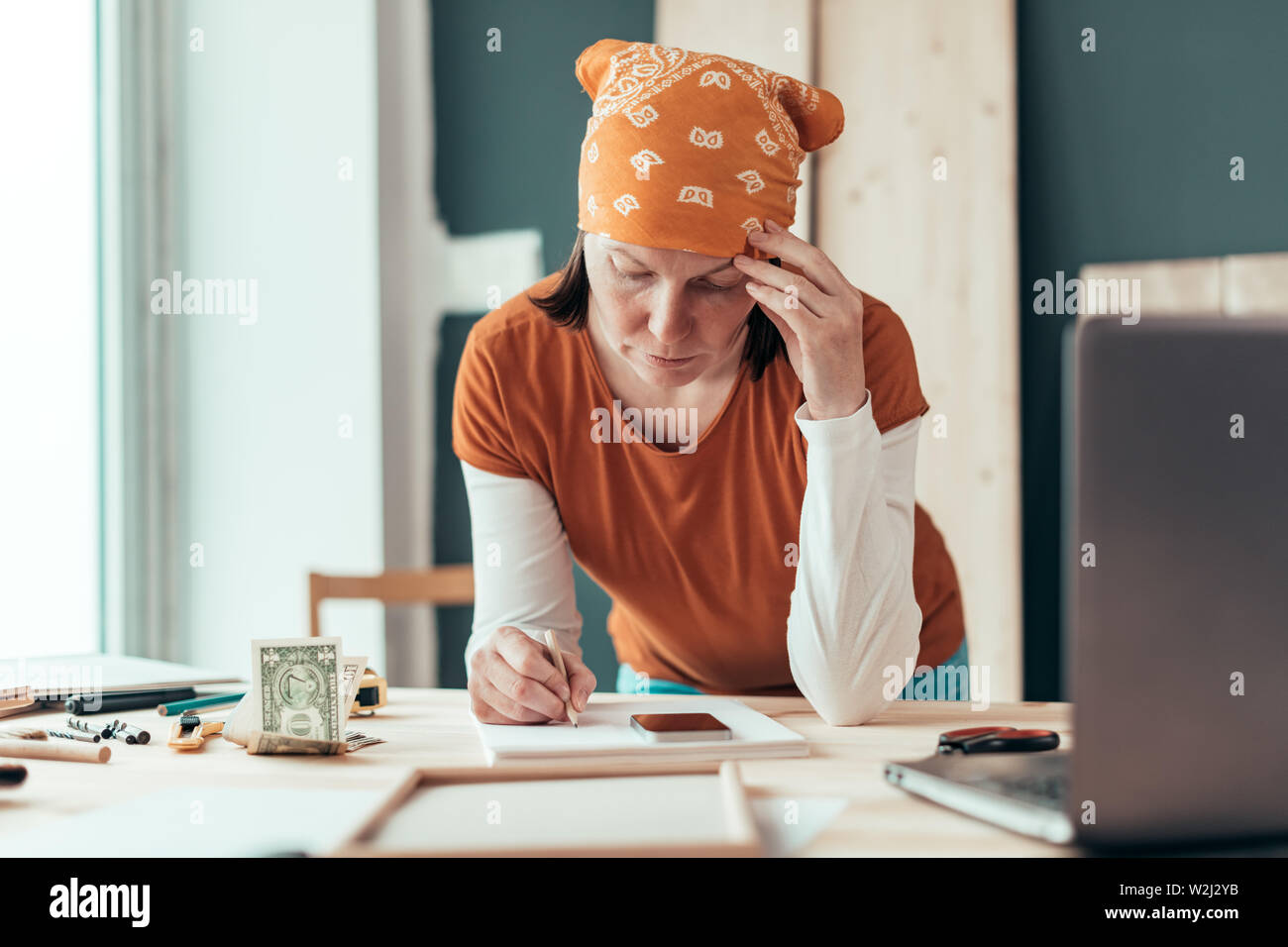 Frau Carpenter mit finanziellen Problemen in der Schreinerei Holzarbeiten workshop Stockfoto