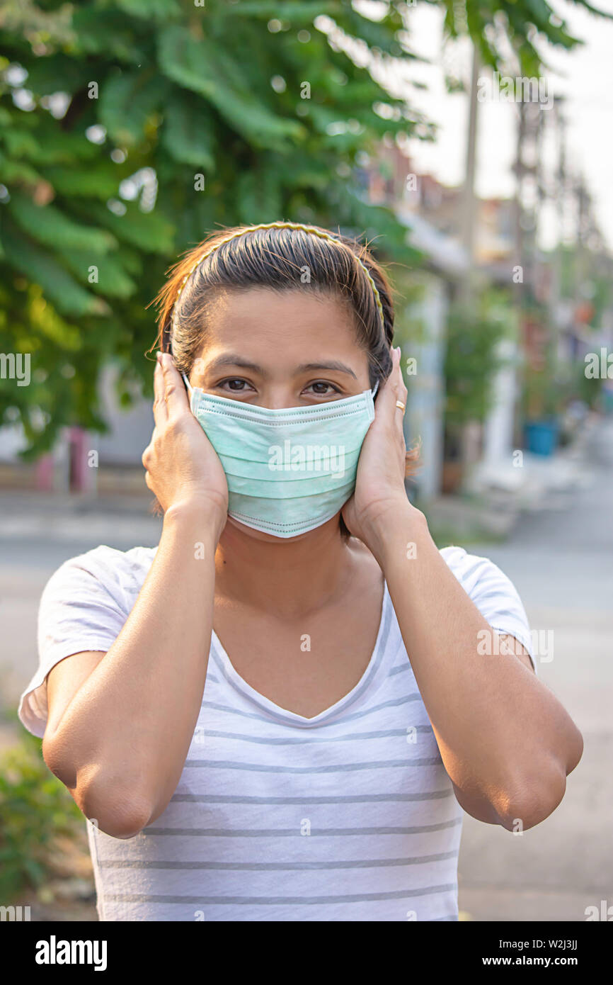 Asean-Frau eine Maske tragen Staub in Bangkok, Thailand zu verhindern. Stockfoto