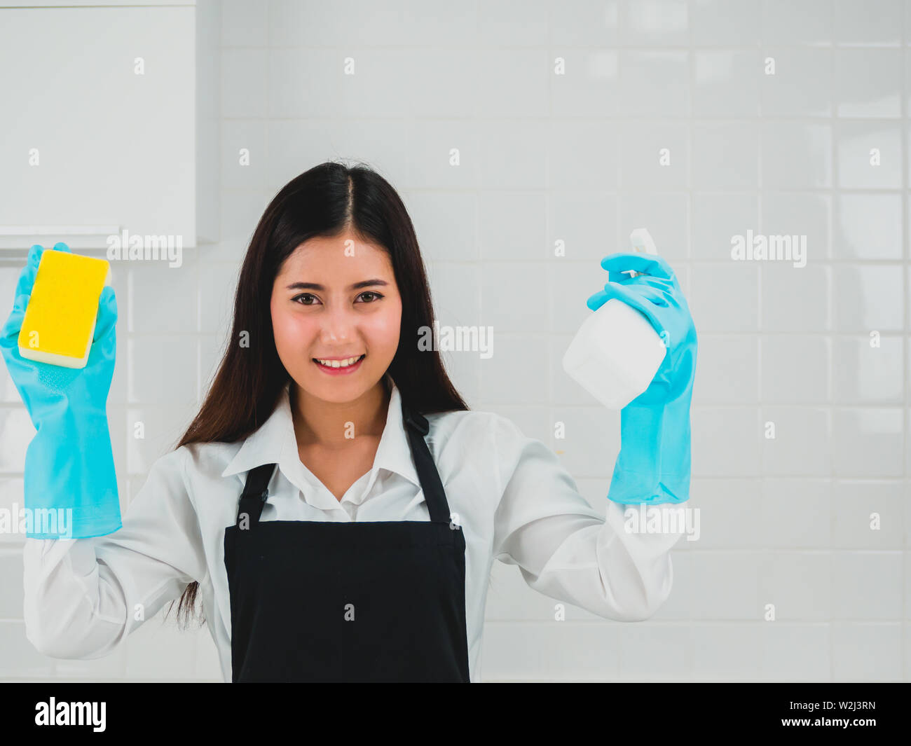 Weibliche strapazierfähiges Gummi Handschuh für die Reinigung Tisch Küche. Reinigung Konzept. Stockfoto