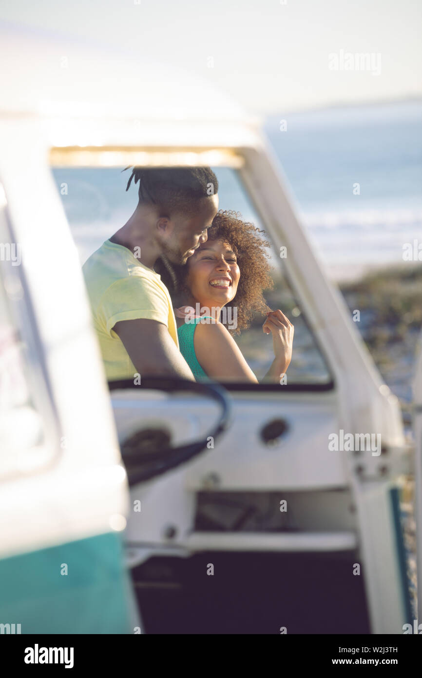 Mann die Frau in der Nähe von Camper am Strand Stockfoto