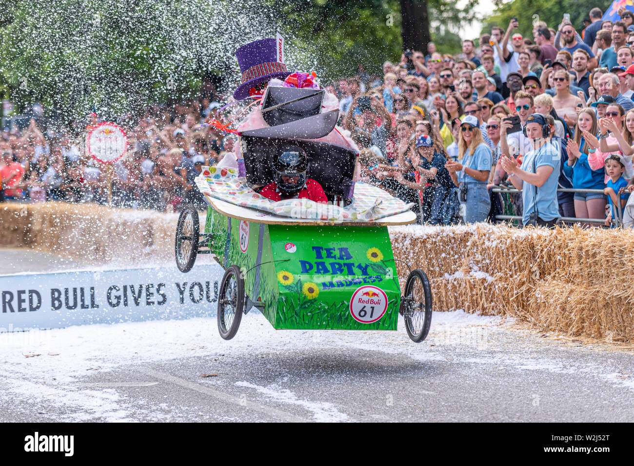 Tea Party konkurrieren in der Red Bull Seifenkistenrennen 2019 an Alexandra Park, London, UK. Sprung über Rampe mit Menschen Stockfoto