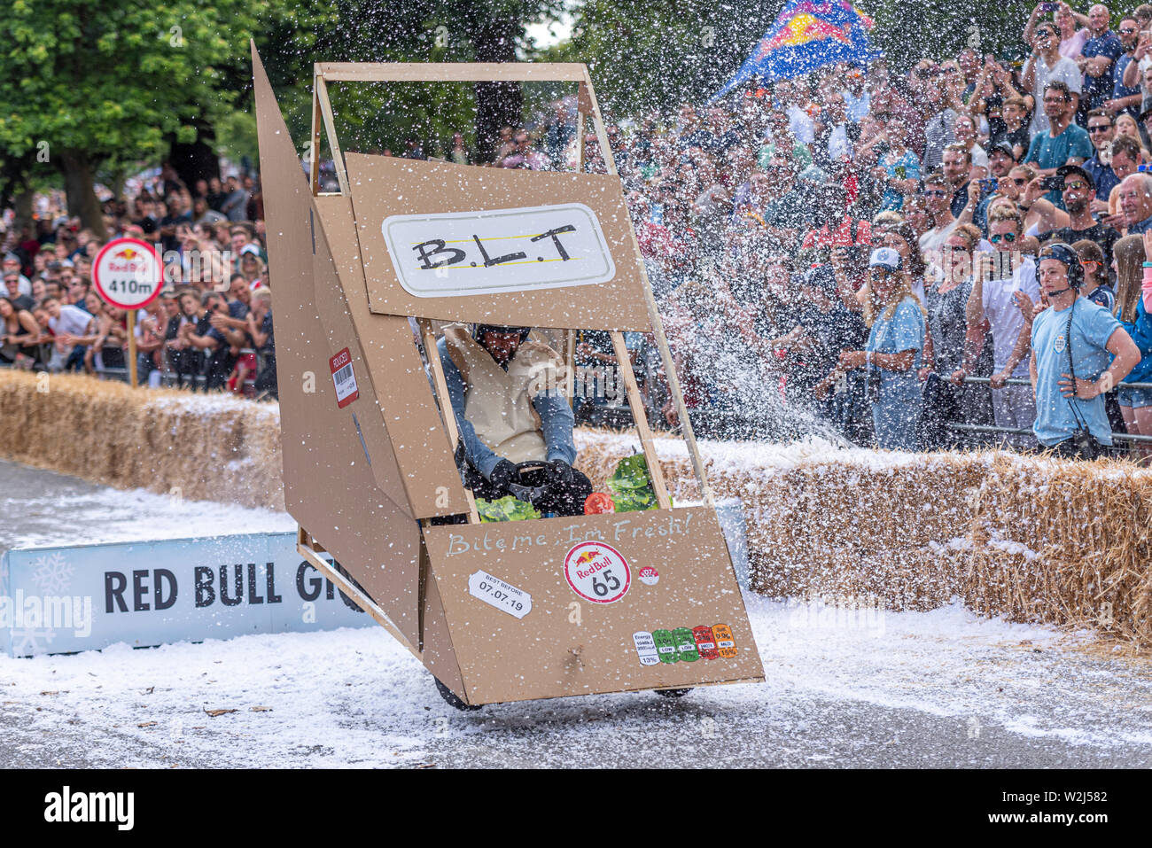BLT sandwich Pack konkurrieren in der Red Bull Seifenkistenrennen 2019 an Alexandra Park, London, UK. Sprung über Rampe mit Menschen Stockfoto