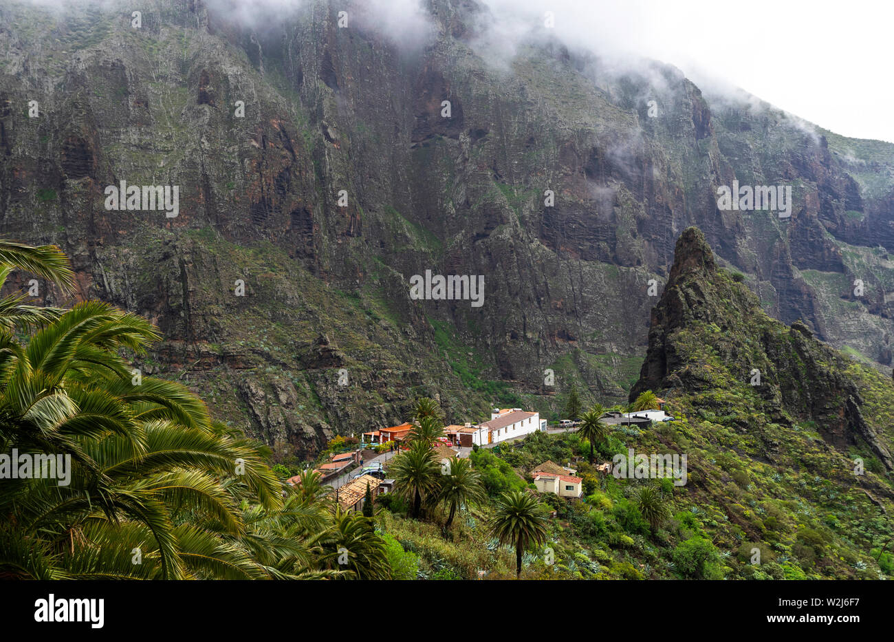 Atemberaubende Schlucht Maska. Faszinierende Aussicht vom View Point im Dorf Maska. Die riesigen Felsen und Schlucht mit einem malerischen Dorf - Bild Stockfoto