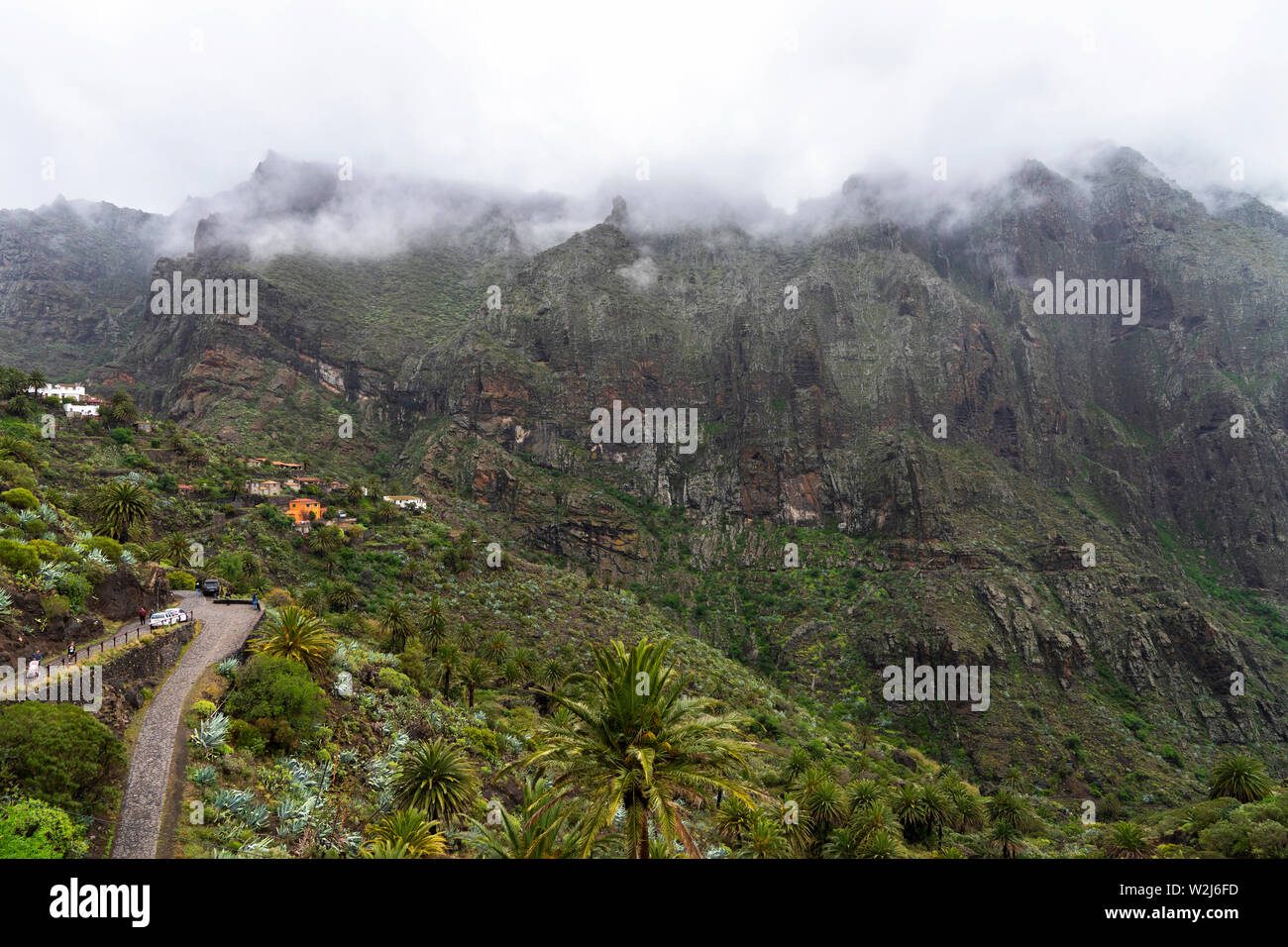 Atemberaubende Schlucht Maska. Faszinierende Aussicht vom View Point im Dorf Maska. Die riesigen Felsen und Schlucht mit einem malerischen Dorf - Bild Stockfoto