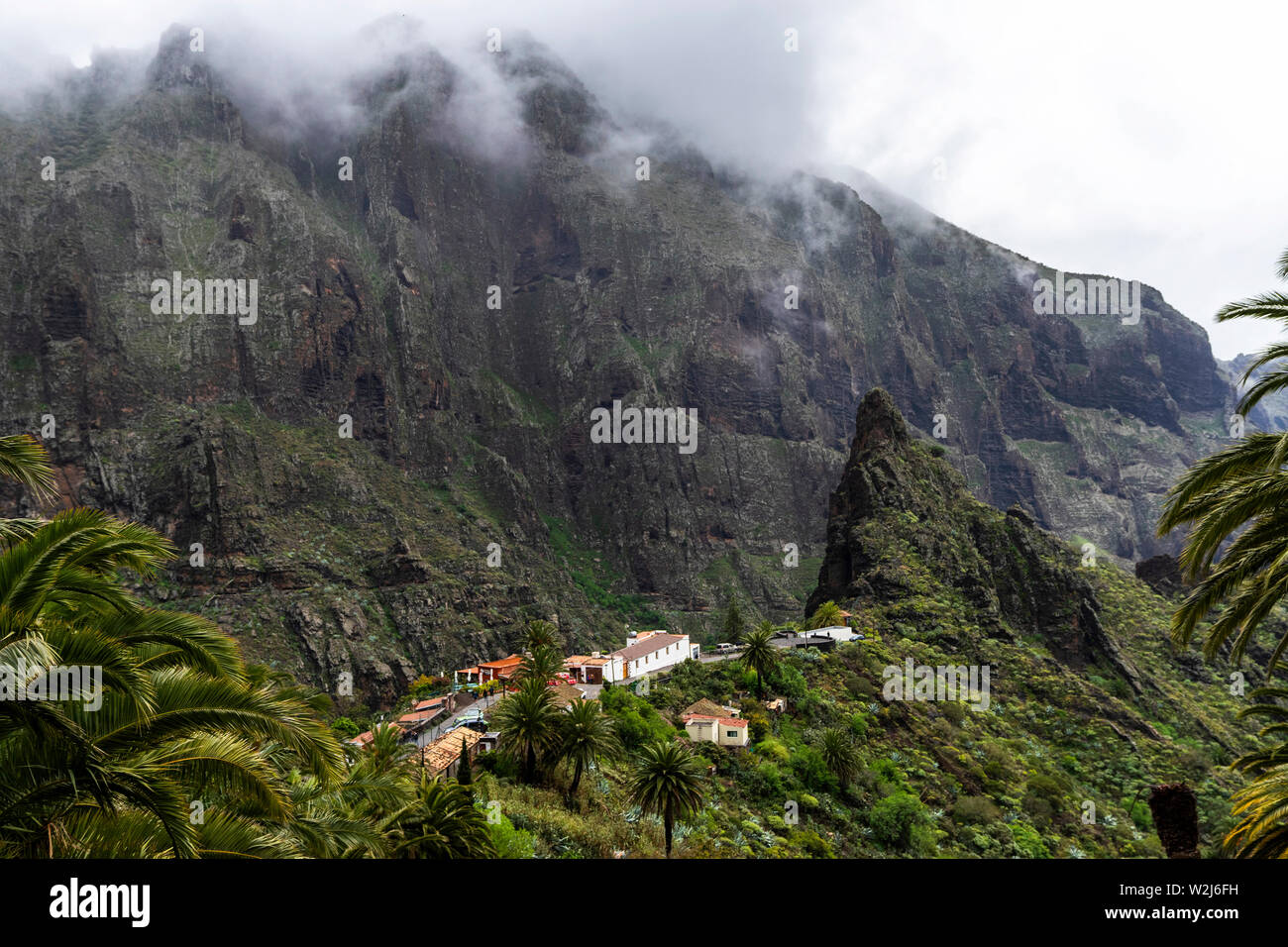 Atemberaubende Schlucht Maska. Faszinierende Aussicht vom View Point im Dorf Maska. Die riesigen Felsen und Schlucht mit einem malerischen Dorf - Bild Stockfoto