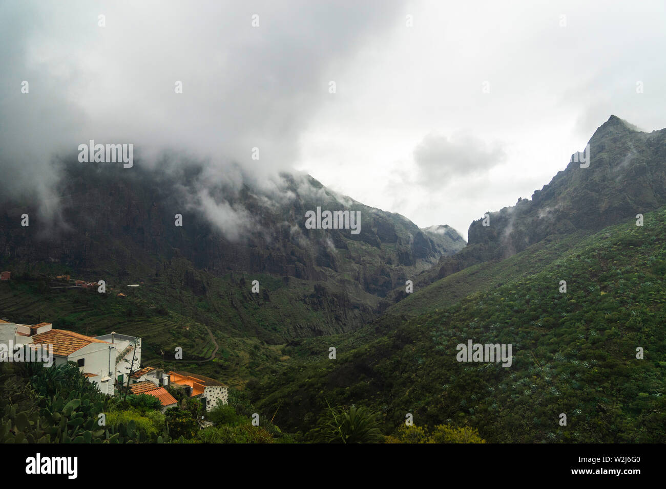 Atemberaubende Schlucht Maska. Faszinierende Aussicht vom View Point im Dorf Maska. Die riesigen Felsen und Schlucht mit einem malerischen Dorf - Bild Stockfoto
