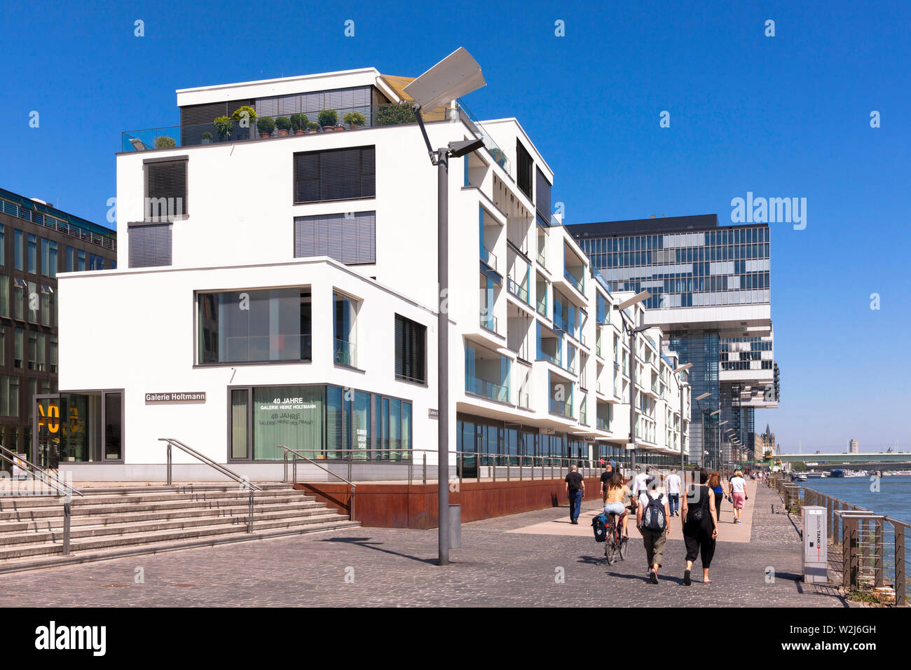 Das Wohngebäude Wohnwerft von den Architekten Oxen und Römer am Rheinauhafen, im Hintergrund die Kranhäuser, Köln, Deutschland. Europ. Stockfoto