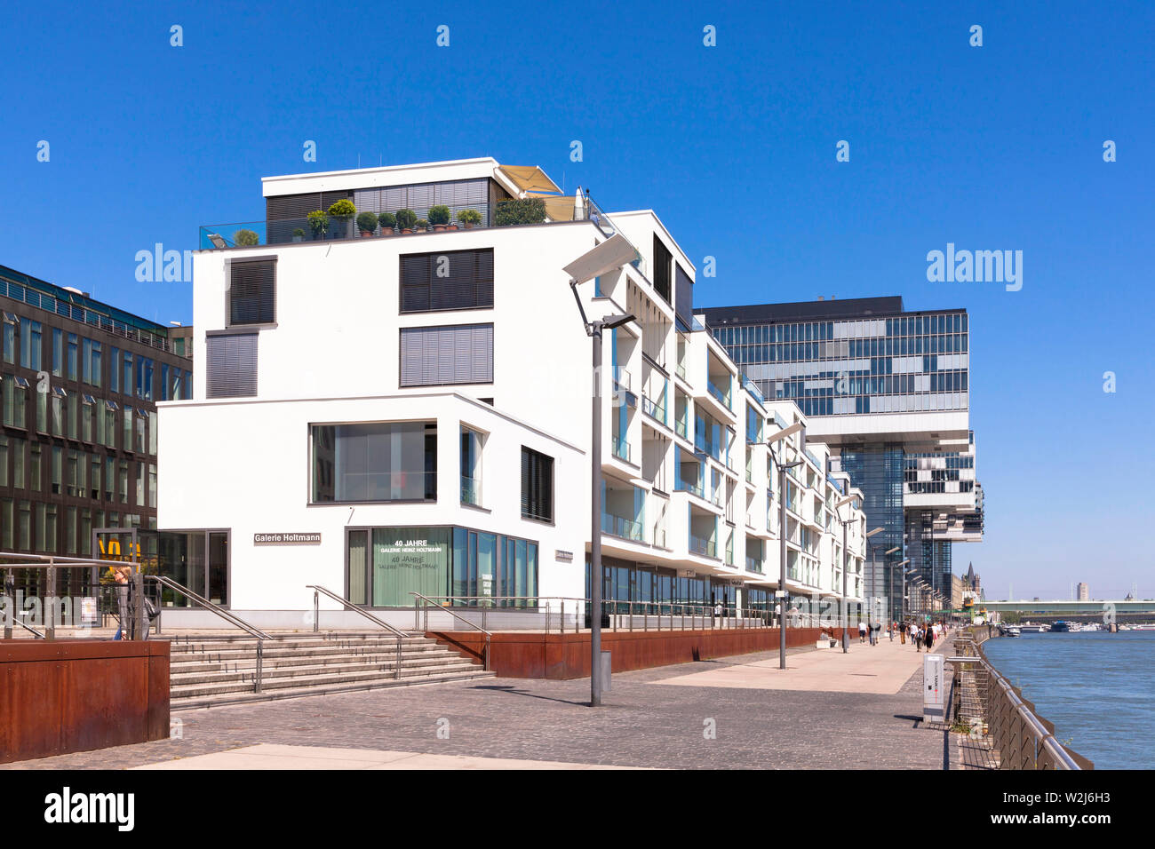 Das Wohngebäude Wohnwerft von den Architekten Oxen und Römer am Rheinauhafen, im Hintergrund die Kranhäuser, Köln, Deutschland. Europ. Stockfoto