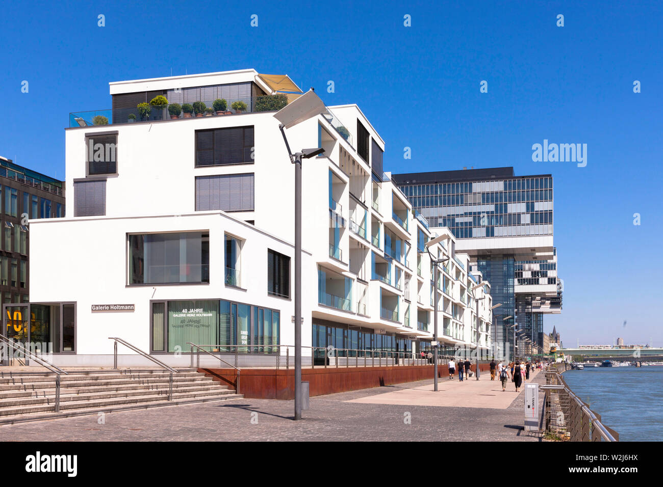 Das Wohngebäude Wohnwerft von den Architekten Oxen und Römer am Rheinauhafen, im Hintergrund die Kranhäuser, Köln, Deutschland. Europ. Stockfoto