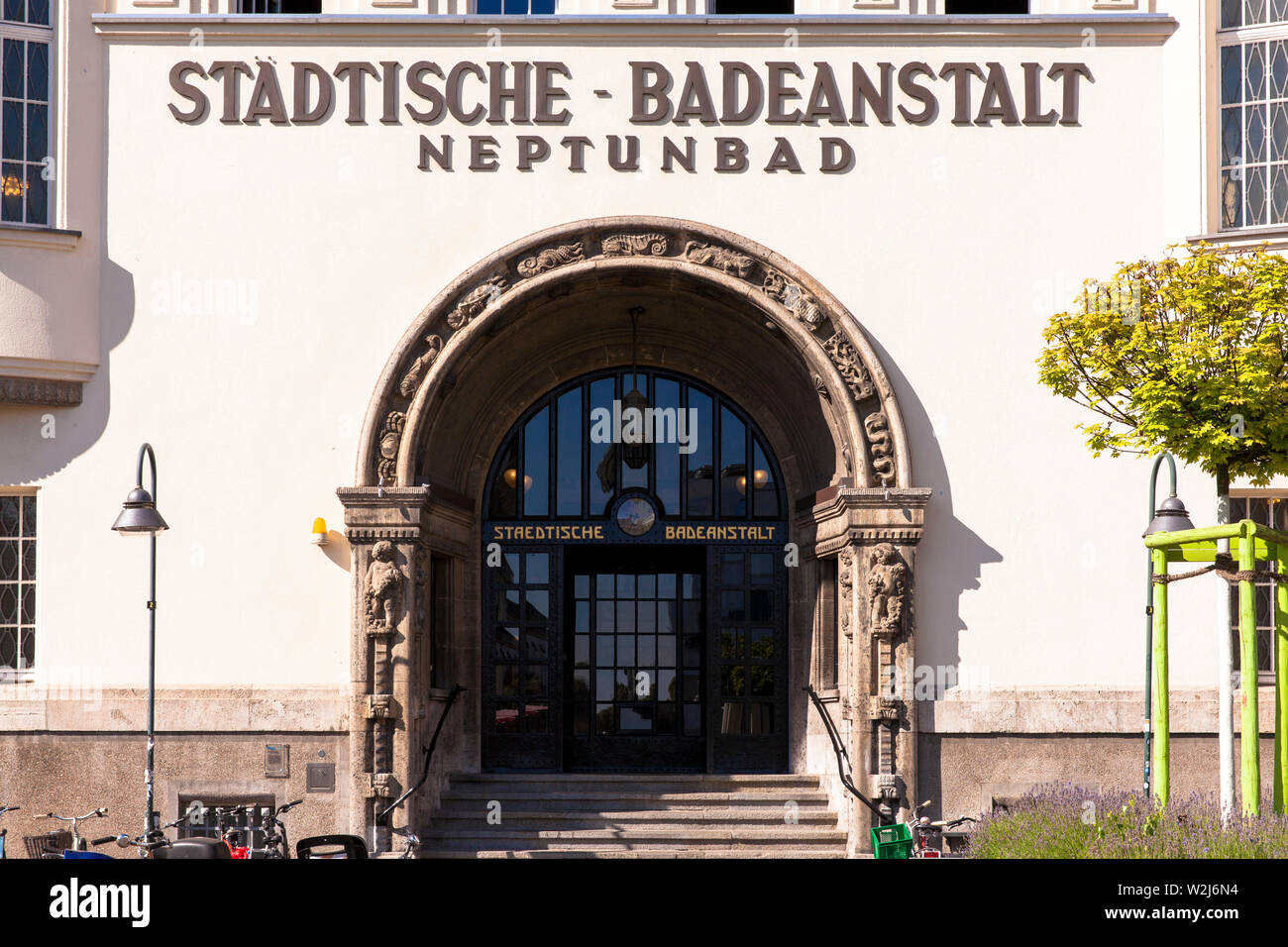 Portal der Schwimmbäder Neptunbad im Stadtteil Ehrenfeld, Köln, Deutschland. Portal des Neptunbad im Stadtteil Ehrenfeld, Köln, Deutschland. Stockfoto