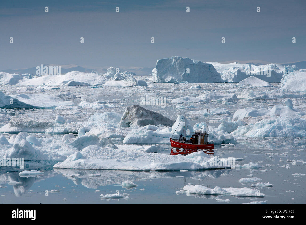 Die Gletscher in Grönland schmelzen. Fischereifahrzeugs Rangieren im Zickzack zwischen den Eisbergen aus der Sermeq Kujalleq Gletscher, alias die Ilulissat Gletscher. Stockfoto