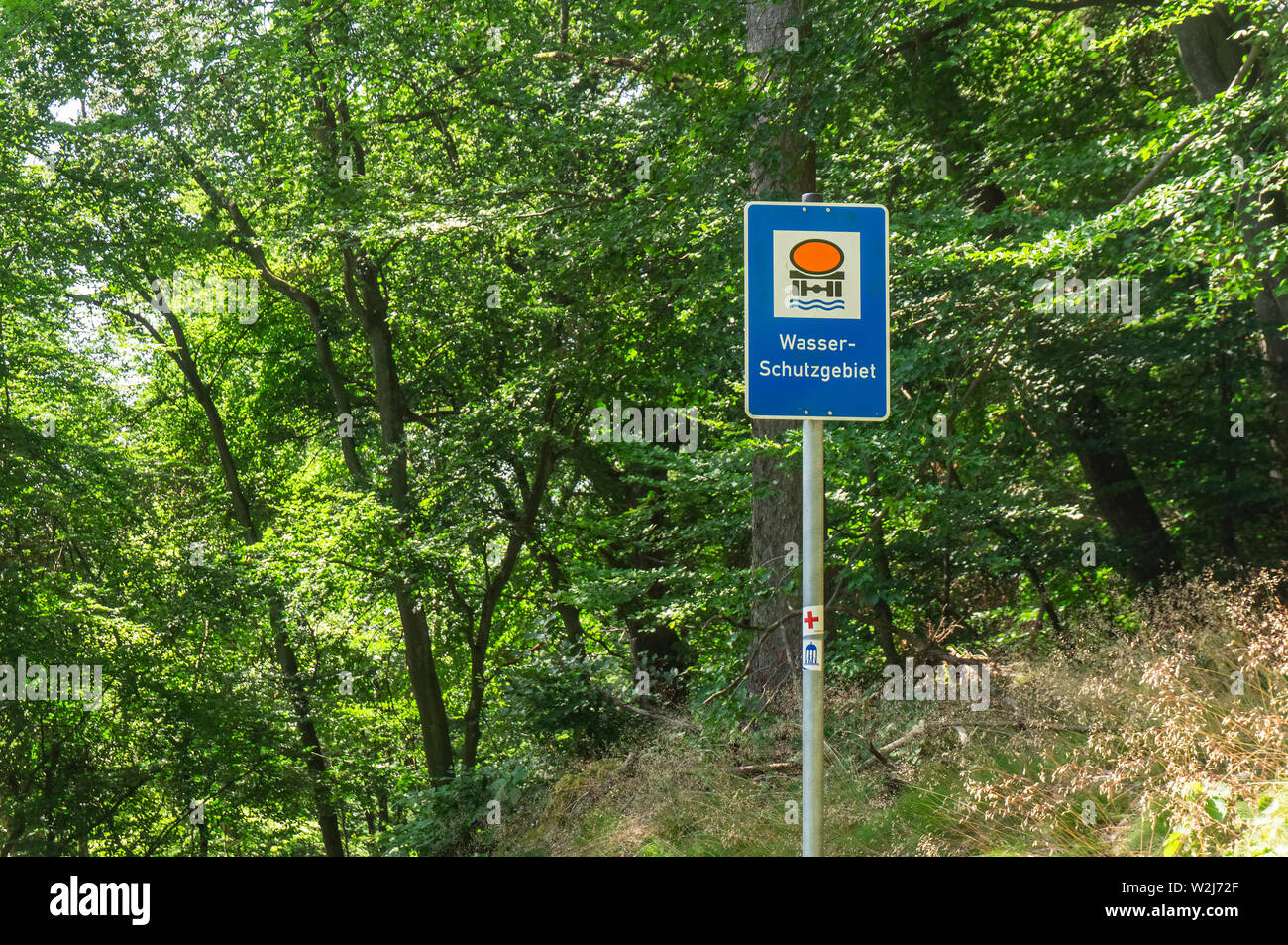Ein Hinweisschild zu einem Wasserschutzgebiet im Taunus, Deutschland in der Nähe von Bad Homburg. Stockfoto