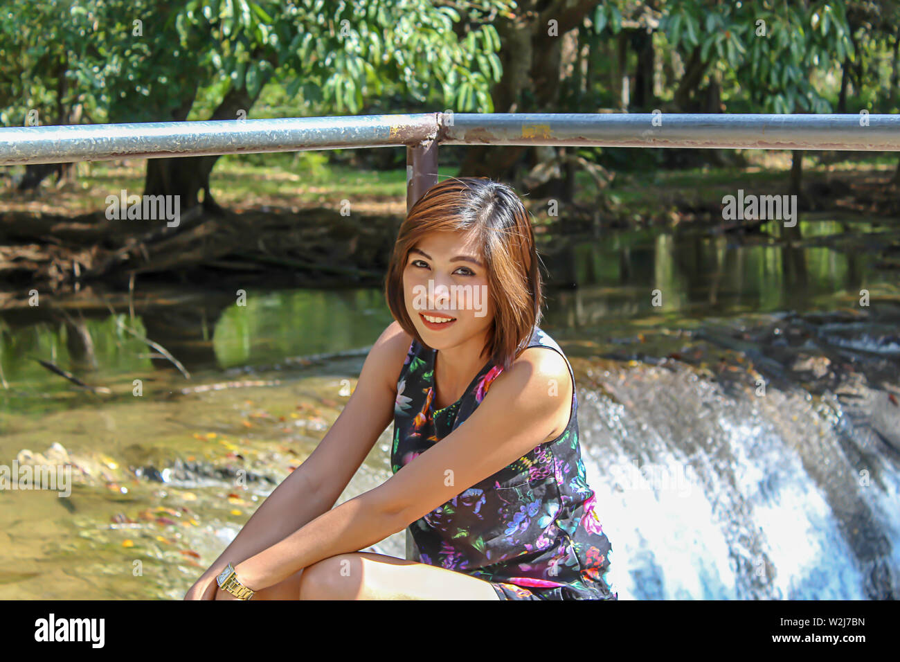 Asean-Frau und Wasser in den strom ist grün und leuchtend grünen Baum bei Kapo Wasserfall Fores Park, Chumphon in Thailand. Stockfoto