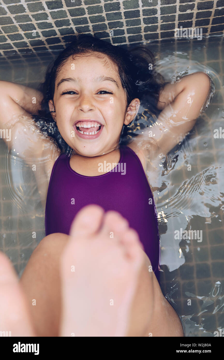 Kind, Mädchen In Der Badewanne Stockfotos und -bilder Kaufen - Alamy