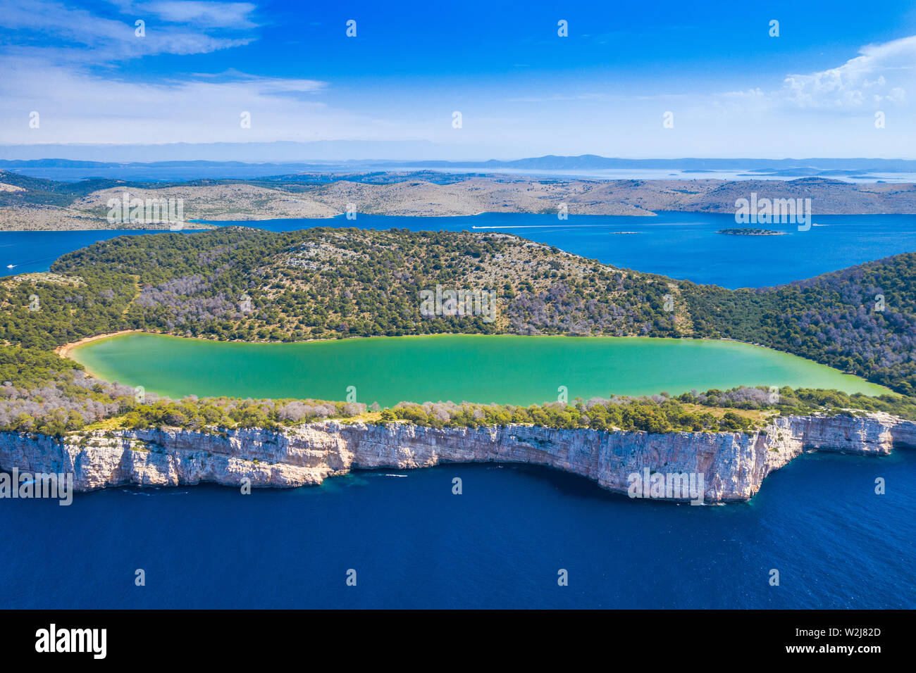 Luftaufnahme der salzige See im Naturpark Telascica, Kroatien, Insel Dugi otok, Big Stone Klippen über dem Meer Stockfoto