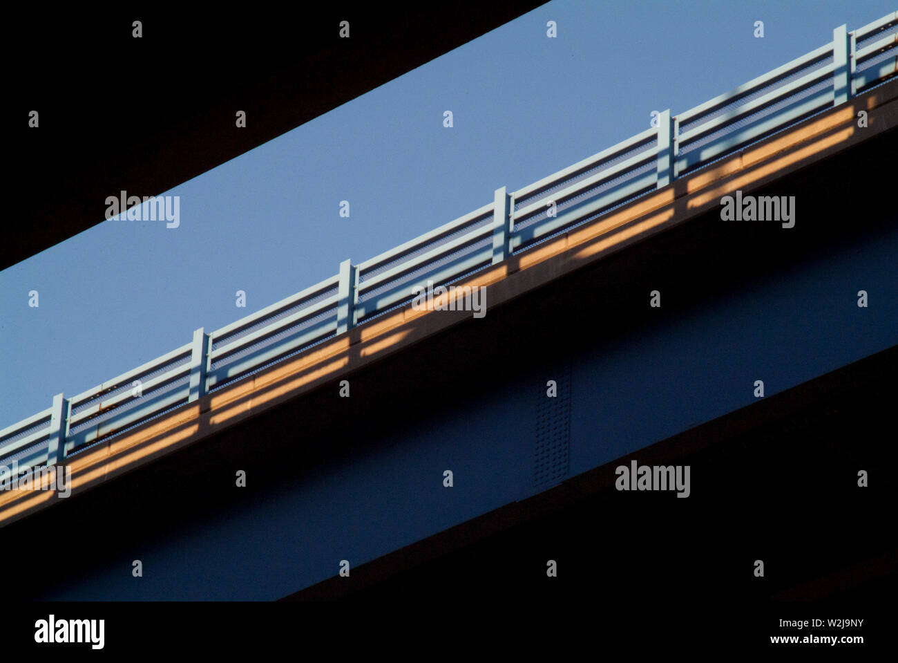 RUSH HOUR: Eine all niedrigen Winkel und Unterebene Perspektive eines erhöhten Autobahn-System Stockfoto