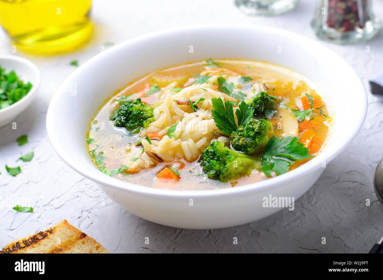 Gemüsesuppe mit wildem Reis und Huhn auf hellen Hintergrund, leckere hausgemachte Speisen Stockfoto