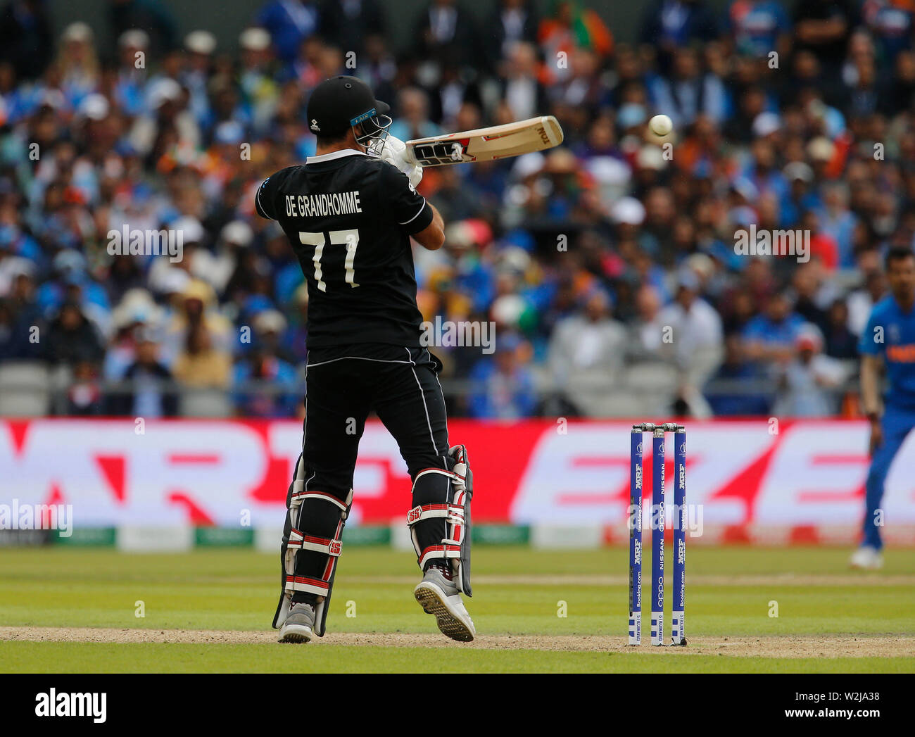 Old Trafford, Manchester, UK. 9. Juli 2019. ICC Cricket World Cup Halbfinale, Indien gegen Neuseeland; jubelnden Indien Fans feiern ihre Mannschaft dominiert die morgens mit der Neuseeländischen batting zusammenbrechenden Credit: Action Plus Sport Bilder/Alamy leben Nachrichten Stockfoto