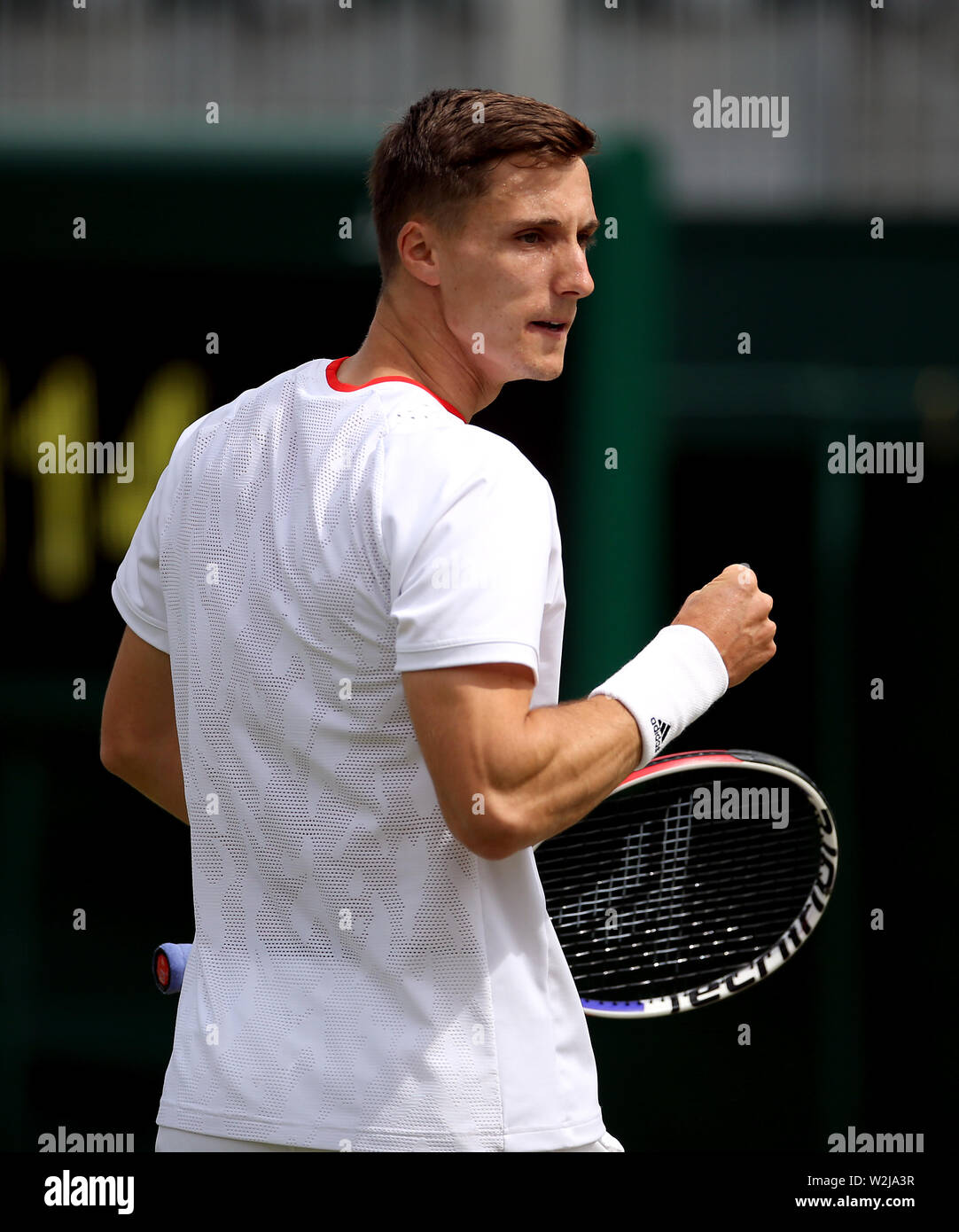 Joe Salisbury in Aktion in der Mens verdoppelt an Tag 8 der Wimbledon Championships in der All England Lawn Tennis und Croquet Club, Wimbledon. Stockfoto