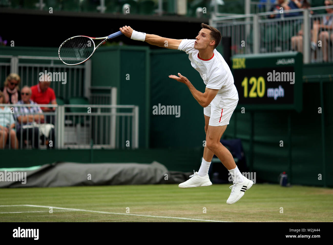 Joe Salisbury in Aktion in der Mens verdoppelt an Tag 8 der Wimbledon Championships in der All England Lawn Tennis und Croquet Club, Wimbledon. Stockfoto