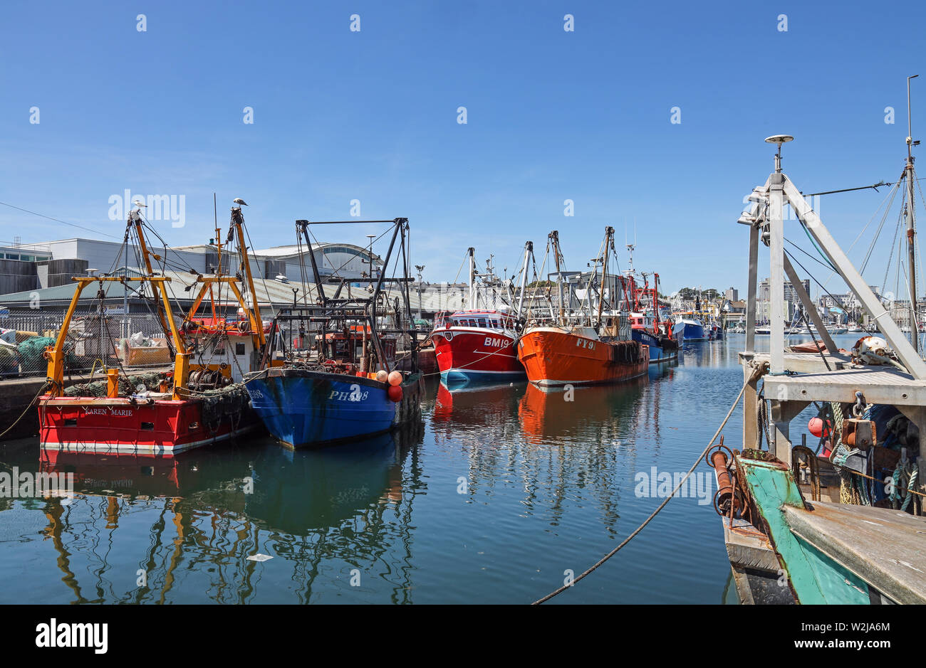 Plymouth Sutton Harbour, inneren Becken, bunten Fischerboote in einer sicheren Zufluchtsort. Stockfoto