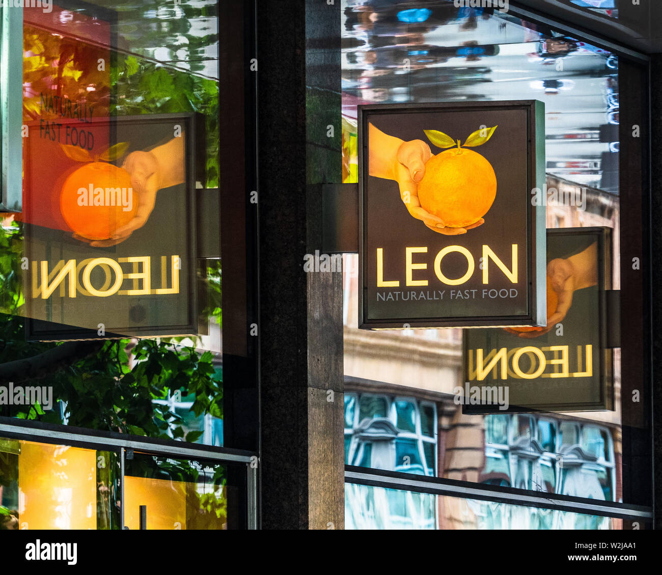 LEON Restaurant London - Der Leon Gesund & gesundes Fast Food Restaurant in London Tottenham Court Road. Stockfoto