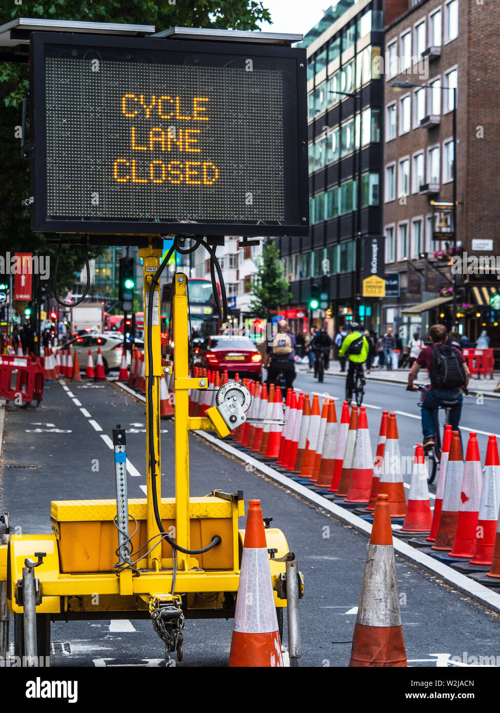 Radweg geschlossen - vorübergehende Schließung einer Bike Lane in London, Großbritannien Stockfoto