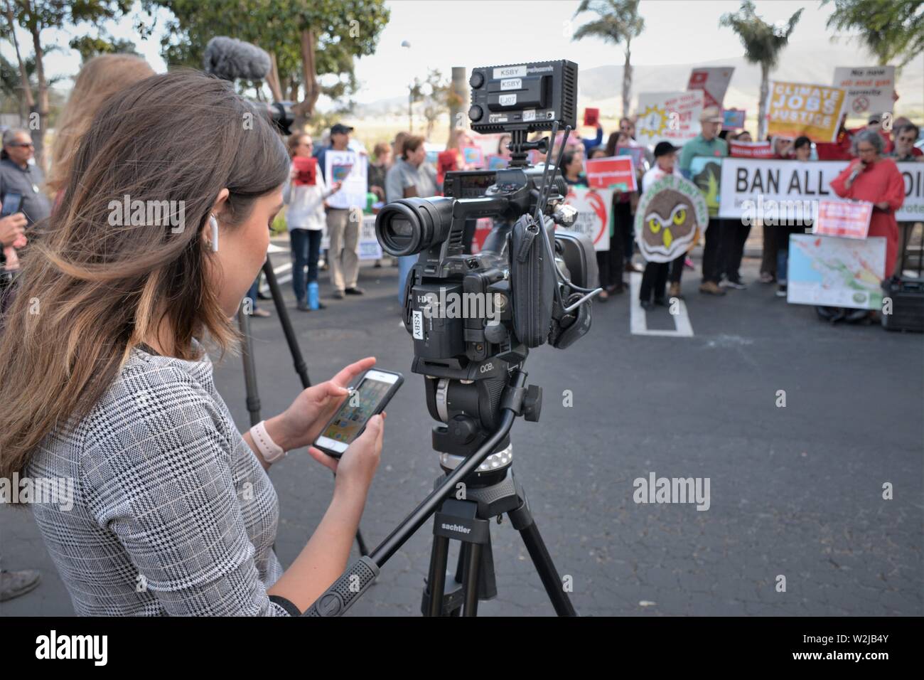 Eine Person News Television Station Abdeckung der Demonstration an öffentliche Demonstration über die Umwelt fracking durch Öl Unternehmen öffentliche Flächen Dünen Stockfoto