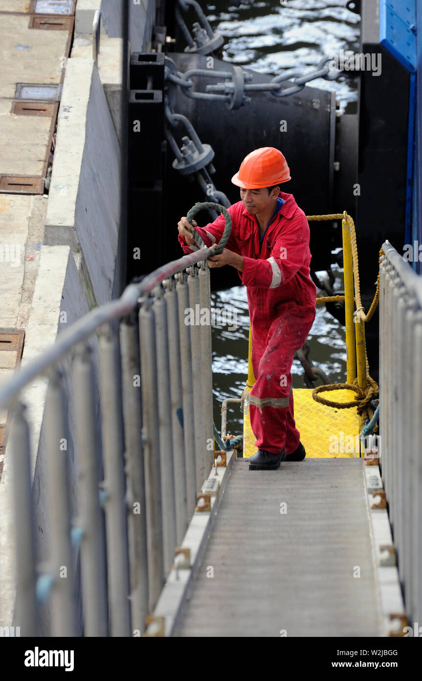 Port Kelang Westport, Selangor/Malaysia - Dezember 27, 2014: ein philippinischer Seemann Demontage der Gangway des Containerschiff CMA CGM Vela (IMO 9354 Stockfoto