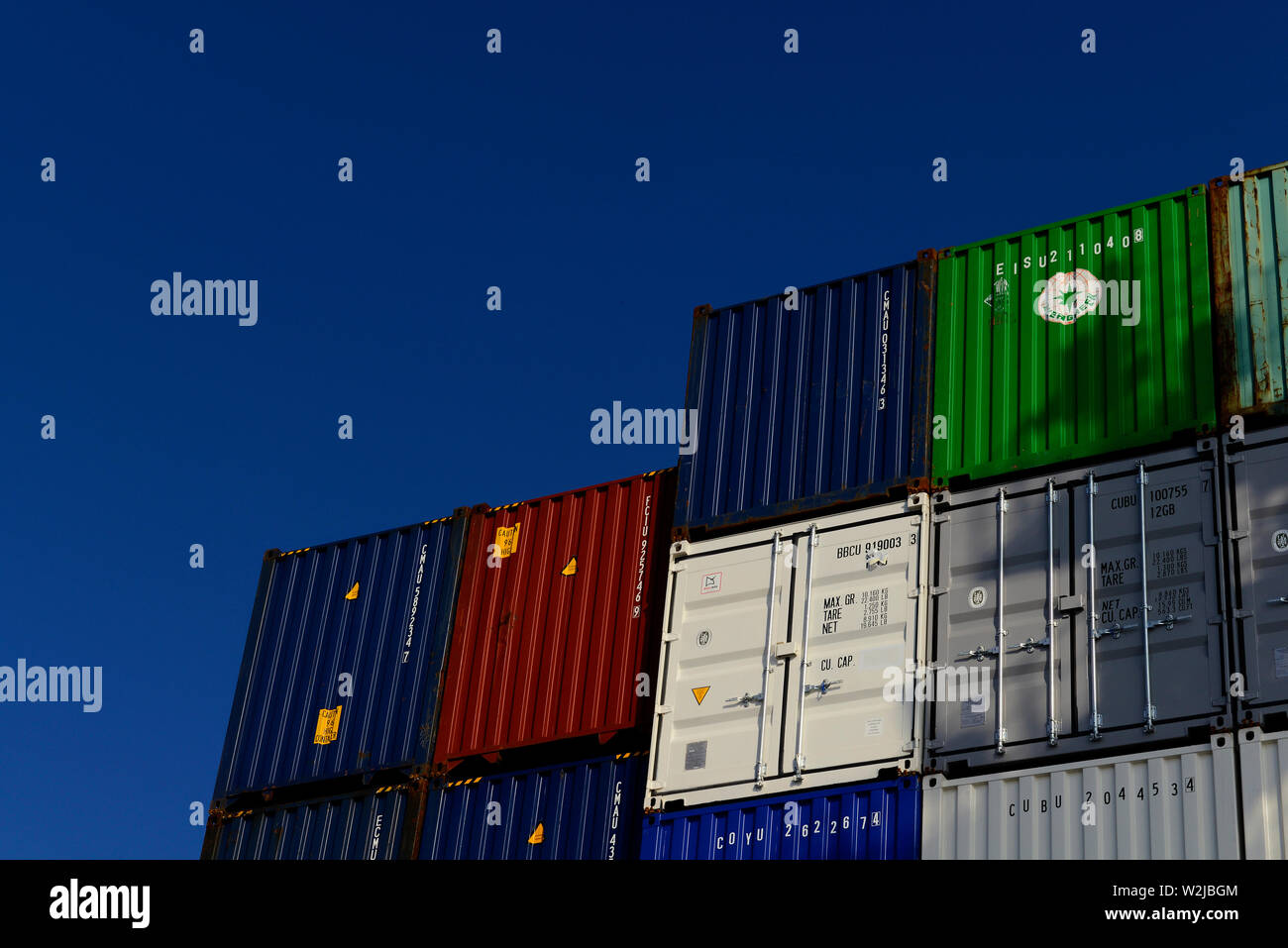 Indischer Ozean, internationale Gewässer - Dezember 31, 2014: Blick auf die Container auf Deck des Containerschiff CMA CGM Vela verstaut (imo Nr. 9354923) Stockfoto