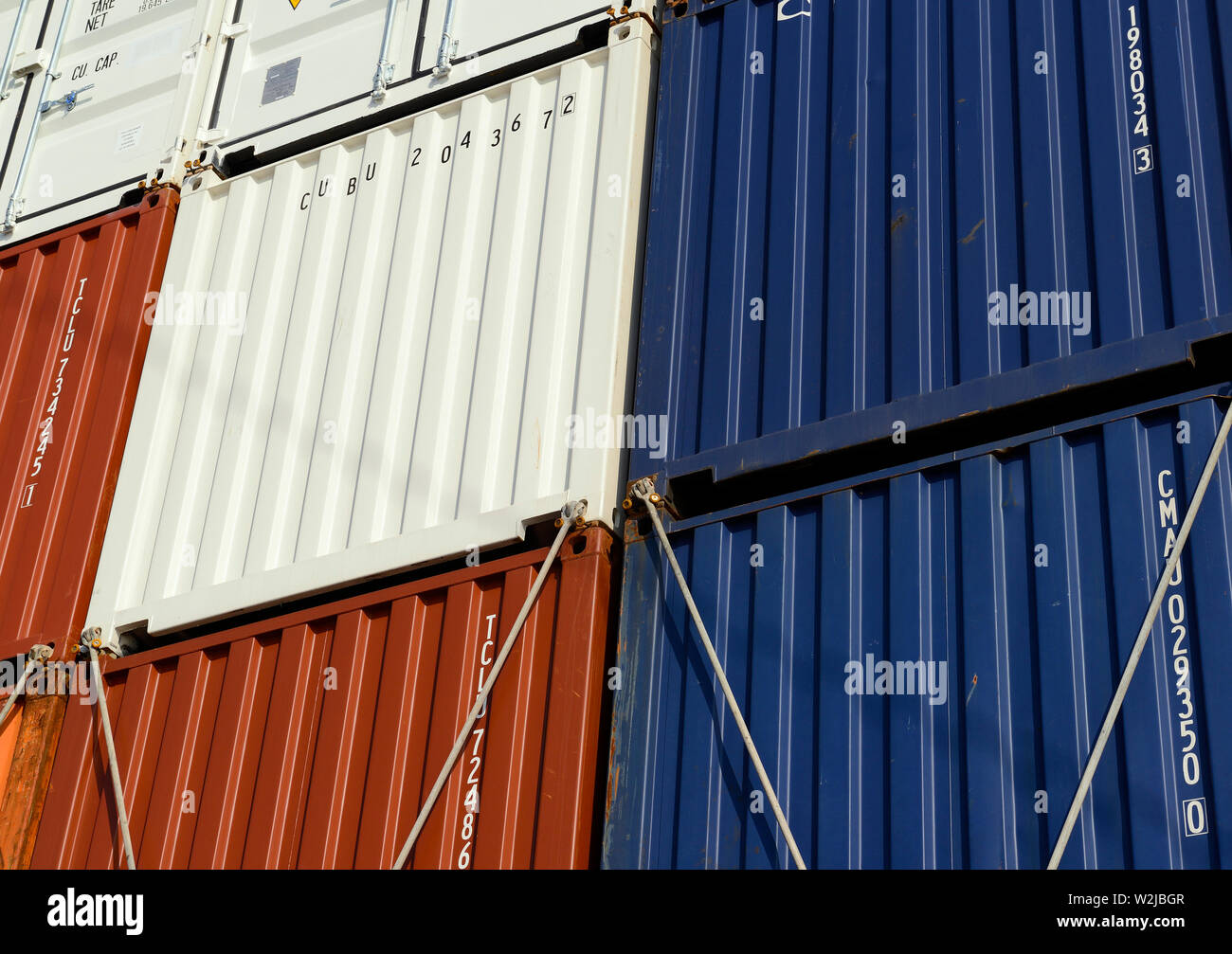 Indischer Ozean, internationale Gewässer - Dezember 31, 2014: Blick auf die Container auf Deck des Containerschiff CMA CGM Vela verstaut (imo Nr. 9354923) Stockfoto