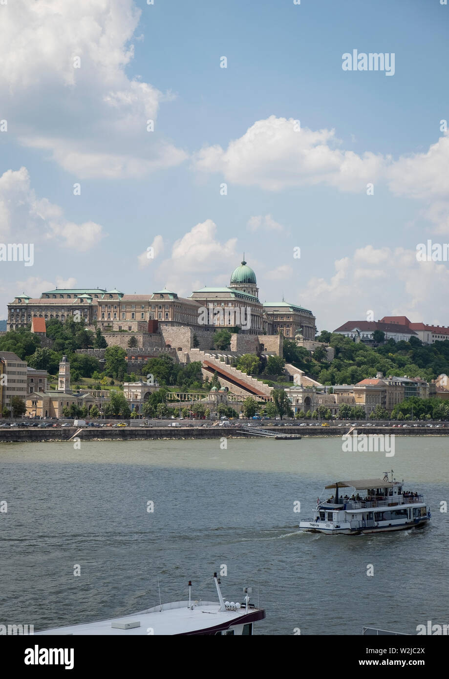 Blick auf die Budaer Burg und der Ungarischen Nationalgalerie über der Donau von Pest Stockfoto
