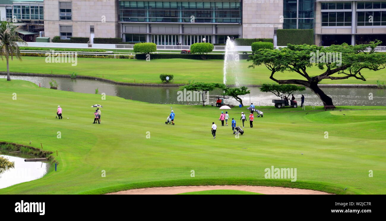 Die Royal Bangkok Sports Club (RBSC-) Golf in Pathumwan, Bangkok, Thailand, Asien, von der Skytrain station Ratchadamri genommen. Dies ist ein exklusiver Sport Club am besten in der Öffentlichkeit für seine Pferderennen Veranstaltungsort bekannt. Der Kurs bietet anspruchsvollen Bunkern und Wasserflächen und hat schöne Grüns. 1901 gegründet, war es das erste Pferderennbahn im Land und einer der ältesten Golfplätze, Eröffnung im Jahr 1906. Stockfoto