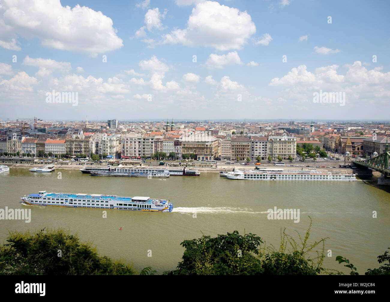 Kreuzfahrt Schiffe auf der Donau - der Blick über Budapest von Gellert Hill Stockfoto