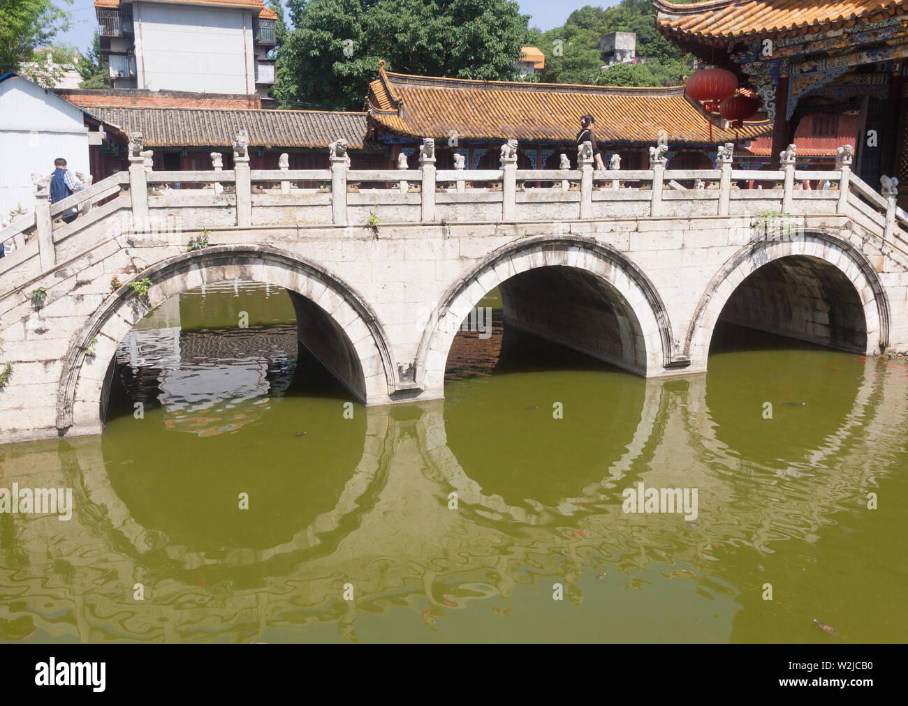 Steinbogenbrücke in Yuantong-tempel, Kunming China Stockfoto