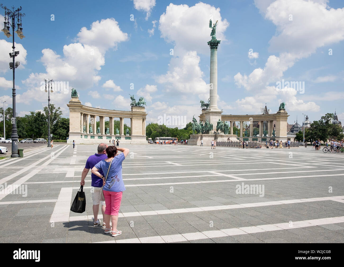 Touristen sehen Denkmäler auf Hősök tere, Heldenplatz, Budapest Stockfoto
