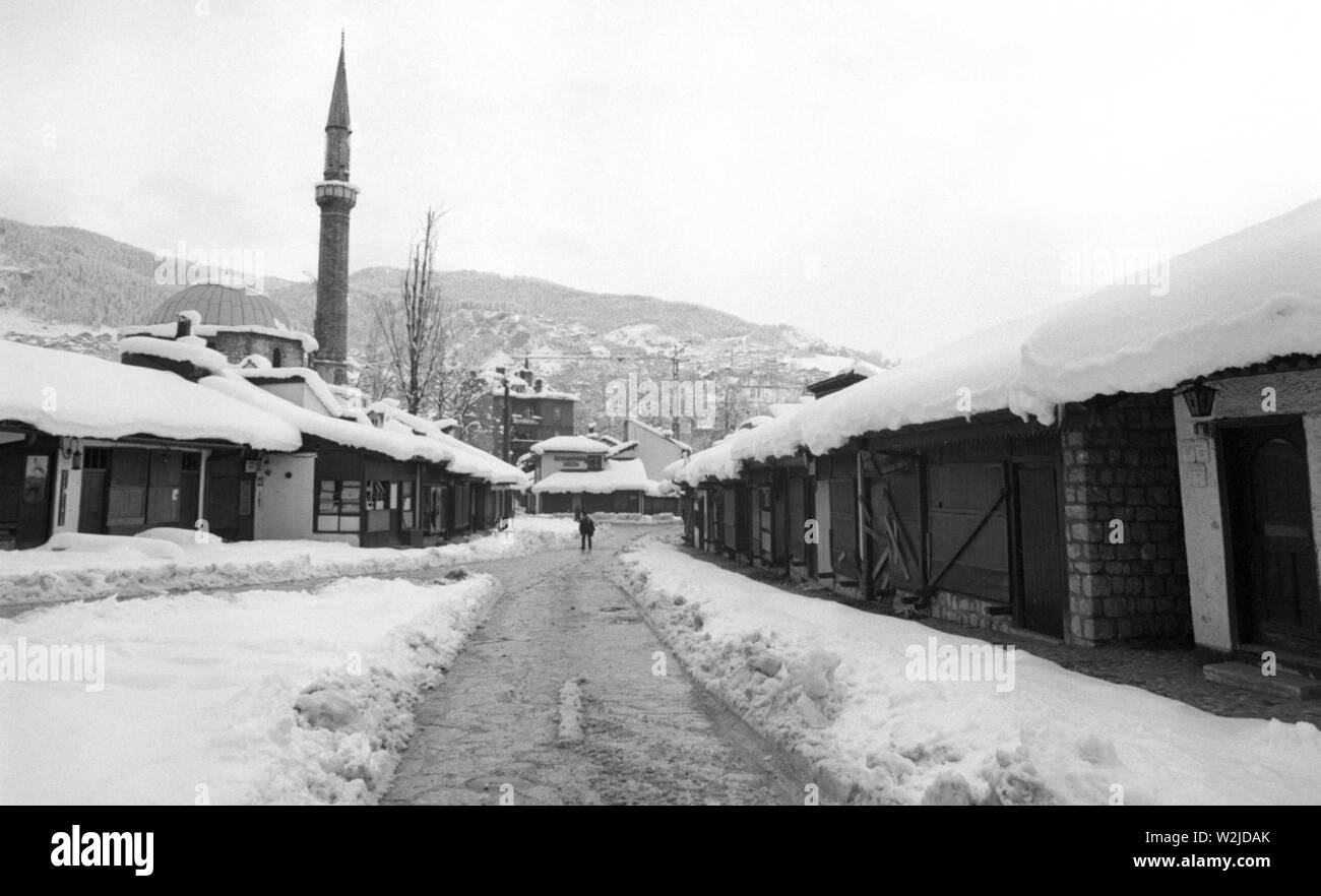 Am 28. März 1993 während der Belagerung von Sarajevo: die Aussicht südlich von geschlossen, Geschäfte und Stände auf dem Platz in Bascarsija. Bascarsija Moschee im Hintergrund. Stockfoto