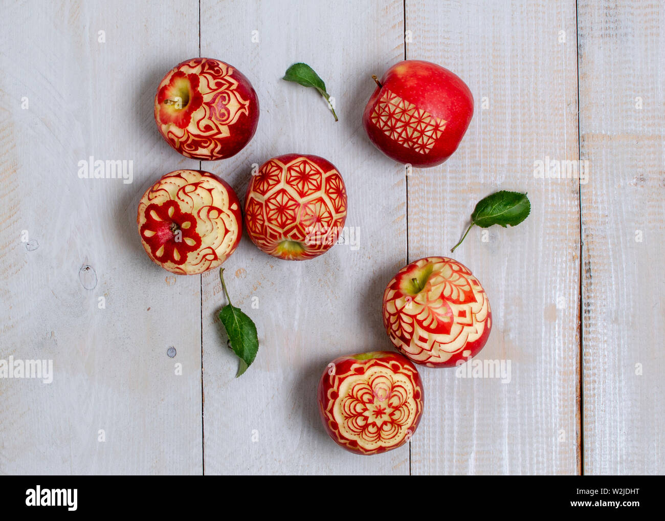 Hand geschnitzten Äpfel, die durch das preisgekrönte Foodstyling artist angkana Neumayer von Österreich Stockfoto