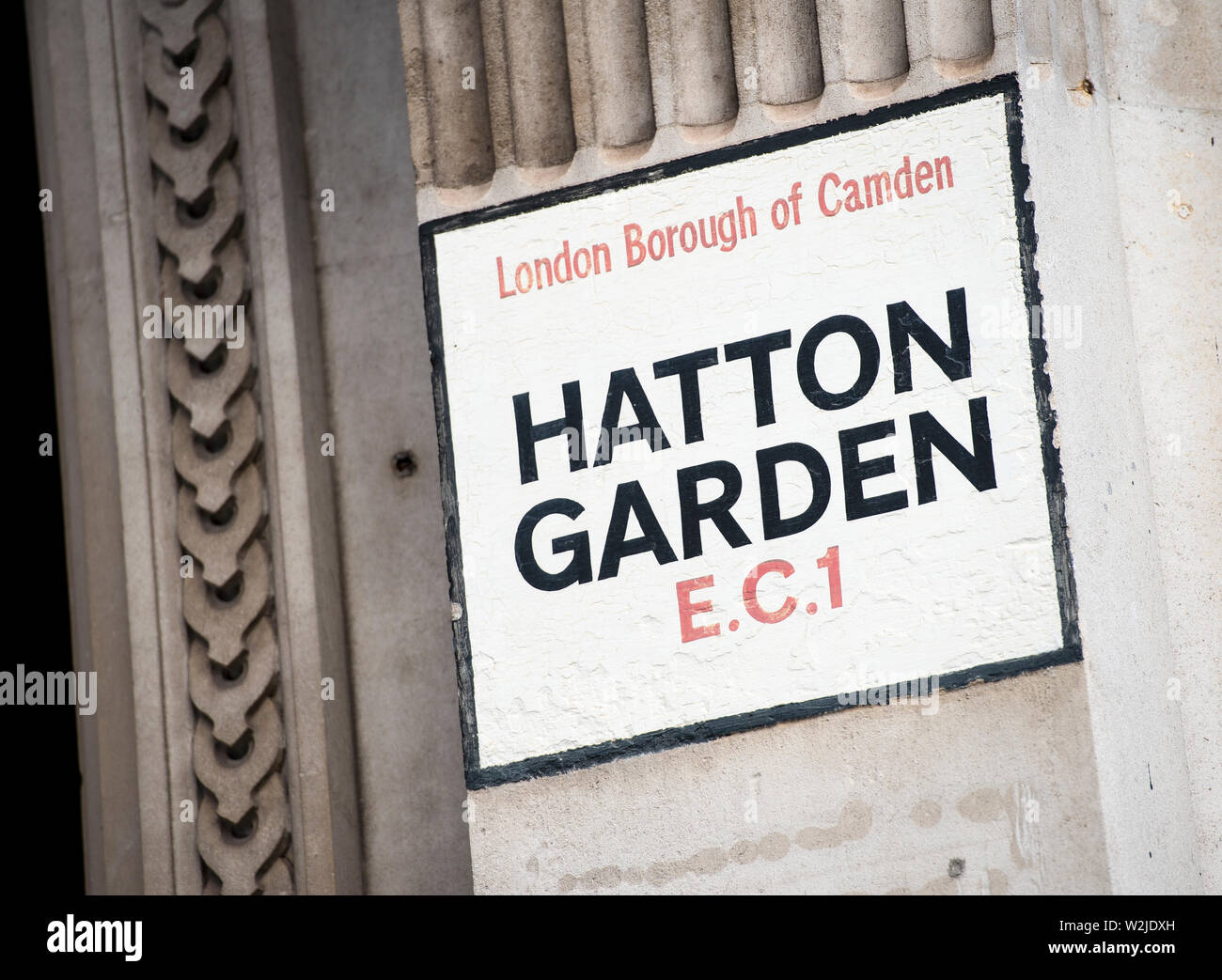 Lackierte street sign Hatton Garden London EC1 Stockfoto