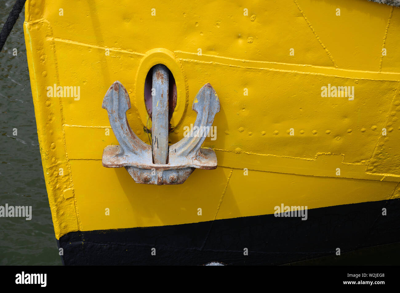 Kappeln, Deutschland. 02 Juli, 2019. Eine gelb lackiert Schiff liegt im Museumshafen in Kappeln an der Schlei. Foto: Ralf Hirschberger/dpa-Zentralbild/ZB/dpa/Alamy leben Nachrichten Stockfoto
