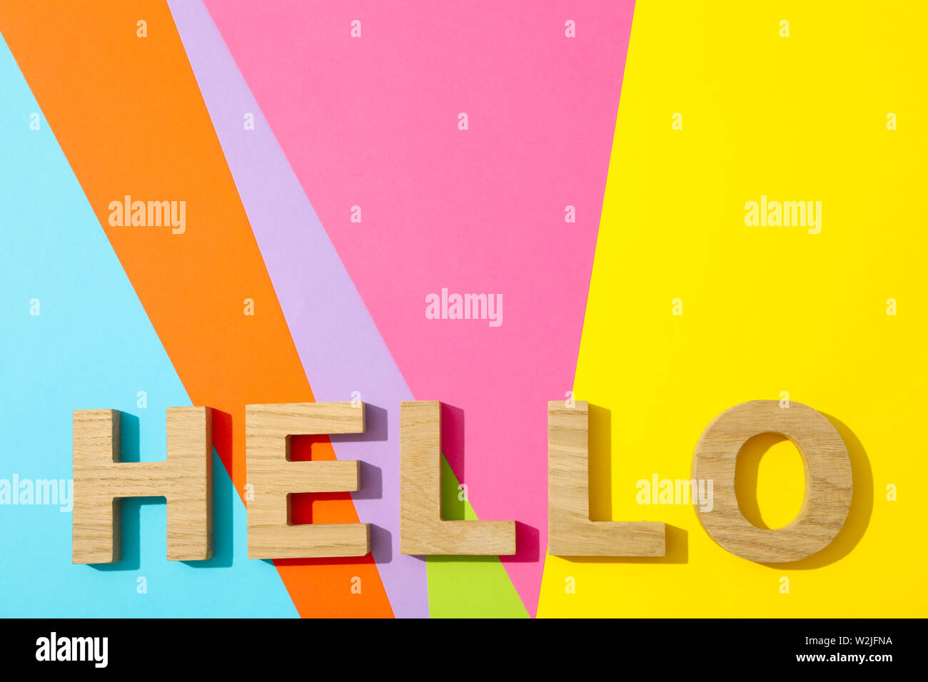 Wort Hallo mit Holz Buchstaben auf mehrfarbigen Hintergrund gefüttert Stockfoto