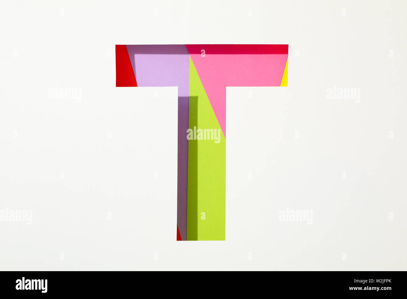 Multicolor Buchstaben T auf weißem Hintergrund, Platz für Text Stockfoto