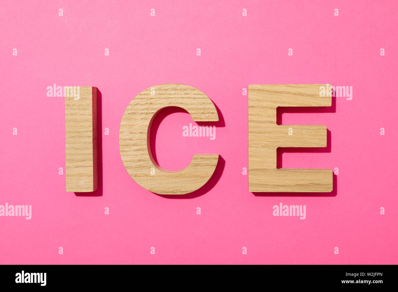 Wort Eis gesäumt mit Holz Buchstaben auf farbigen Hintergrund Stockfoto