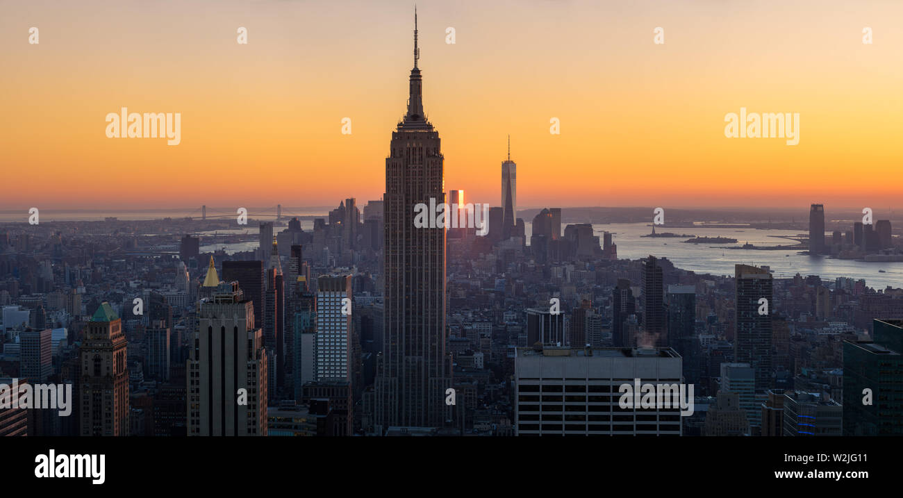 New York City, NY, USA - November 4, 2015: Midtown Manhattan bei Sonnenuntergang und Skycsrapers (Empire State Building sowie World Trade Center) Stockfoto
