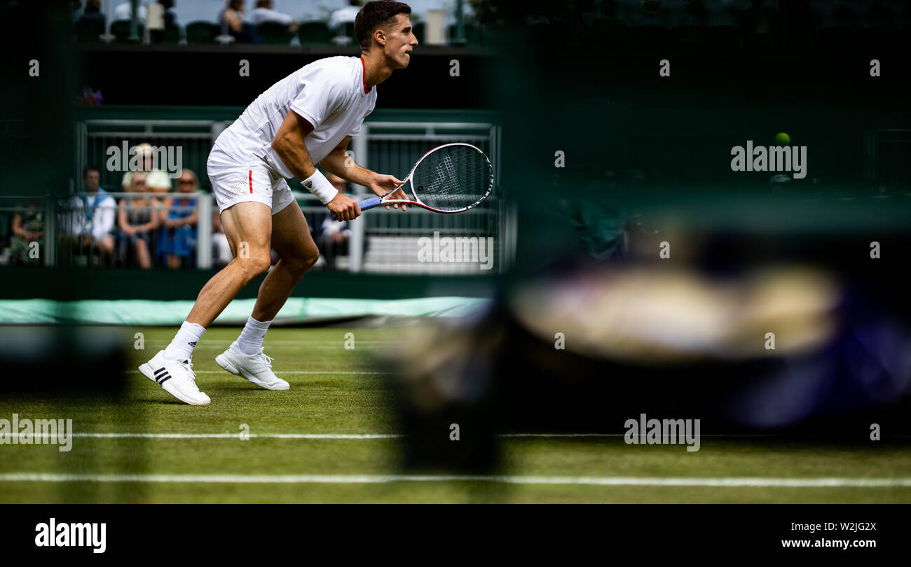 Joe Salisbury in Aktion in der Mens verdoppelt an Tag 8 der Wimbledon Championships in der All England Lawn Tennis und Croquet Club, Wimbledon. Stockfoto