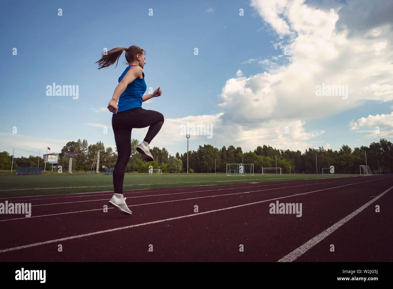 Junge fitness Frau Runner im Stadion verfolgen. Leichtathletik im Stadion. Stockfoto