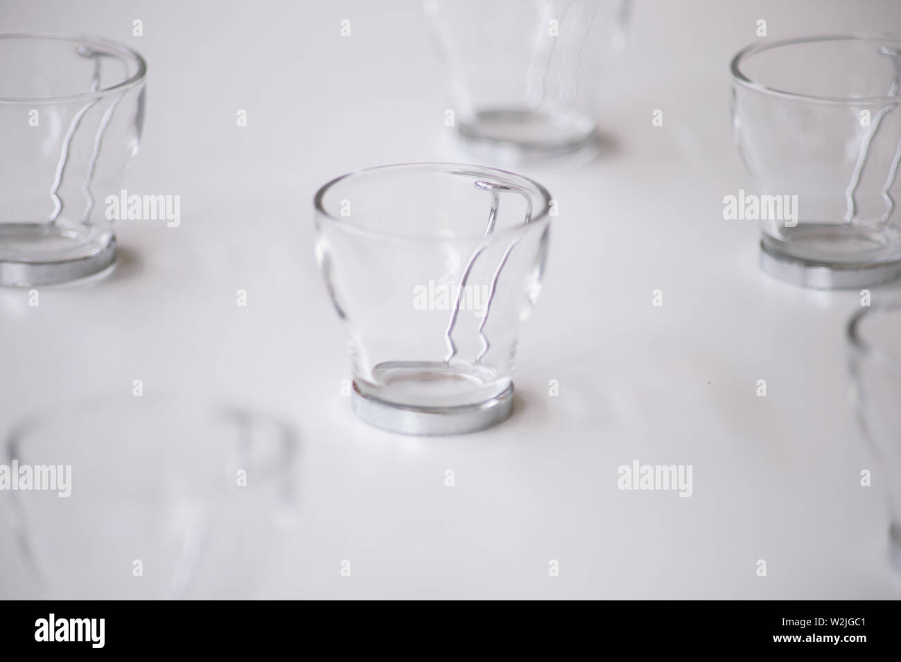 Close Up Cappuccino Glas Kaffeebecher mit Metall auf weißer Tisch. Kopieren Sie Platz Stockfoto