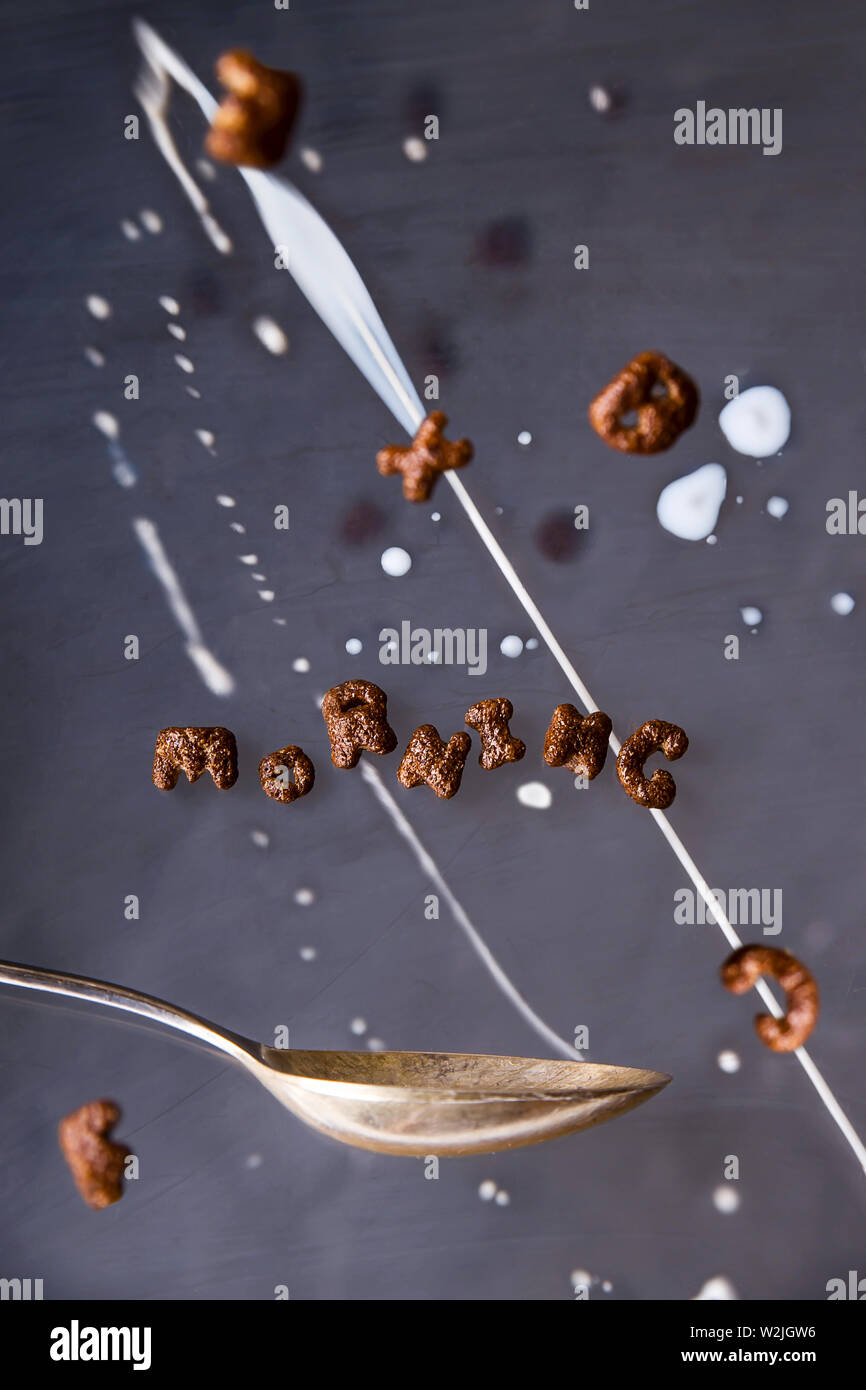Das Wort Morgen Ist Mit Schokolade Cornflakes Fur Ein Schnelles Fruhstuck Mit Milch Auf Einem Grauen Hintergrund Mit Levitation Geschrieben Stockfotografie Alamy